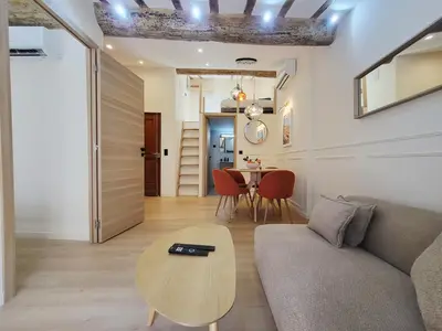 Coin salon dans l'établissement Le Nid de Revennes - séjour cosy dans la vieille ville d'Antibes