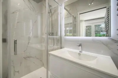 Salle de bains dans l'établissement Modern 3BR with Patio, Walk to Beach and Croisette