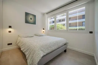 Un ou plusieurs lits dans un hébergement de l'établissement Modern 3BR with Patio, Walk to Beach and Croisette