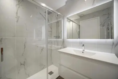 Salle de bains dans l'établissement Modern 3BR with Patio, Walk to Beach and Croisette