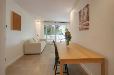 Coin salon dans l'établissement Modern 3BR with Patio, Walk to Beach and Croisette