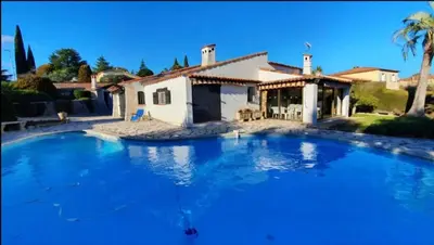 Piscine de l'établissement Villa de charme, vue sur mer ou située à proximité