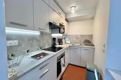 Cuisine ou kitchenette dans l'établissement Studio with pool - near beach