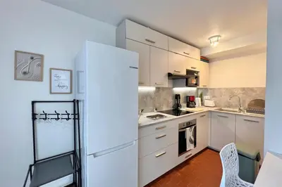 Cuisine ou kitchenette dans l'établissement Studio with pool - near beach
