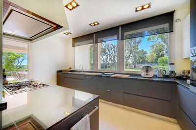 Cuisine ou kitchenette dans l'établissement REF 137 - Cap d'Antibes seafront - Villa for rent