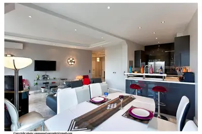 Télévision ou salle de divertissement dans l'établissement REF 843 - Cannes Croisette - Sea view apartment for rent