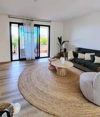 Coin salon dans l'établissement Beautiful Garden Apartment with Sea View 2 Bedrooms Ensuite