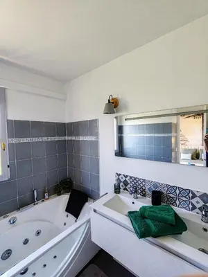 Salle de bains dans l'établissement Beautiful Garden Apartment with Sea View 2 Bedrooms Ensuite