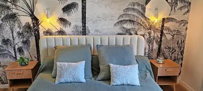 Coin salon dans l'établissement Beautiful Garden Apartment with Sea View 2 Bedrooms Ensuite