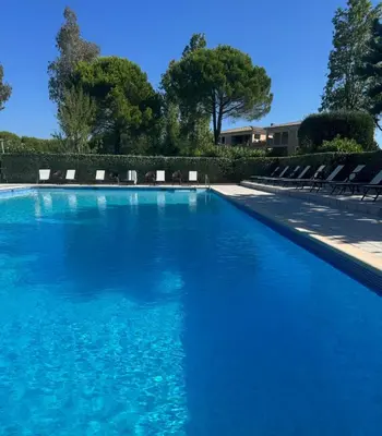 Piscine de l'établissement Beautiful Garden Apartment with Sea View 2 Bedrooms Ensuite ou située à proximité