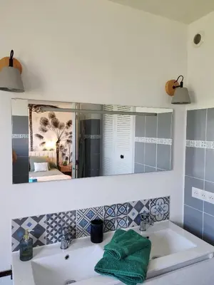 Salle de bains dans l'établissement Beautiful Garden Apartment with Sea View 2 Bedrooms Ensuite