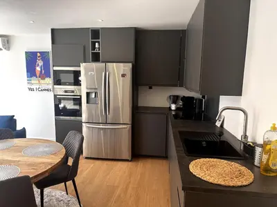 Cuisine ou kitchenette dans l'établissement T2 refait à neuf à 50m de la plage Moure Rouge