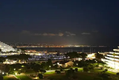 Vue générale sur Villeneuve-Loubet ou vue de la ville depuis l'appartement