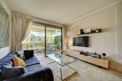 Télévision ou salle de divertissement dans l'établissement REF 1434 - Cannes Croisette - Sea view apartment for rent