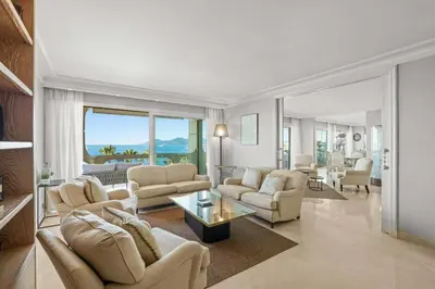 Coin salon dans l'établissement REF 1991 - Cannes Croisette - Sea view apartment for rent