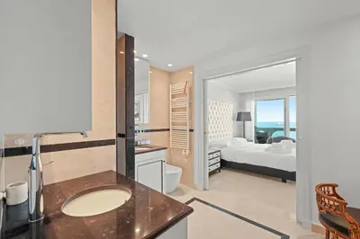 Un ou plusieurs lits dans un hébergement de l'établissement REF 1991 - Cannes Croisette - Sea view apartment for rent