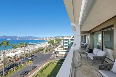 Vue générale sur la mer ou vue sur la mer prise depuis l'appartement