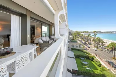 Vue générale sur la mer ou vue sur la mer prise depuis l'appartement