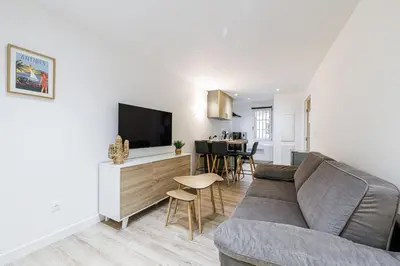 Télévision ou salle de divertissement dans l'établissement Charming 3-Room Old Antibes