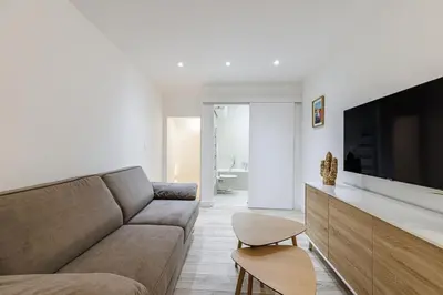 Télévision ou salle de divertissement dans l'établissement Charming 3-Room Old Antibes