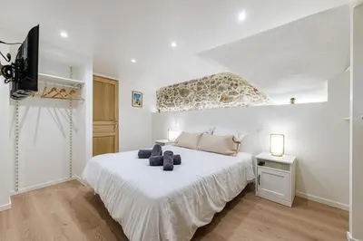 Un ou plusieurs lits dans un hébergement de l'établissement Charming 3-Room Old Antibes