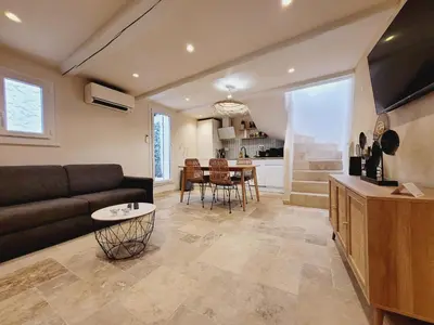 Télévision ou salle de divertissement dans l'établissement La Maison de la Baume - Cocon à proche des plages
