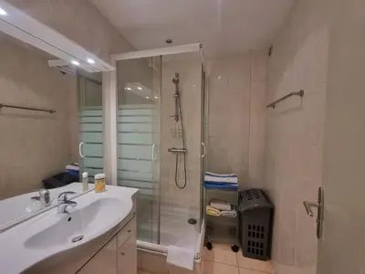 Salle de bains dans l'établissement Ferrié Plage Palais Cannes