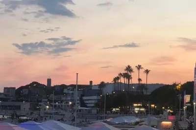 Lever ou coucher de soleil vu de l'appartement ou à proximité