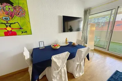 Télévision ou salle de divertissement dans l'établissement Cannes central Rue d'Antibes wide 1 BDR w terrace - quiet in green scenery