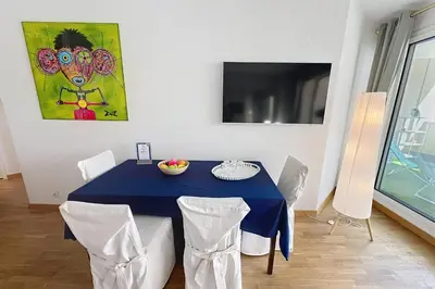 Télévision ou salle de divertissement dans l'établissement Cannes central Rue d'Antibes wide 1 BDR w terrace - quiet in green scenery