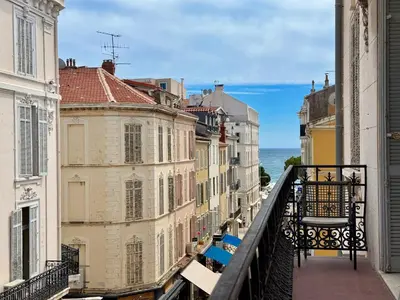 Vue générale sur la mer ou vue sur la mer prise depuis l'appartement