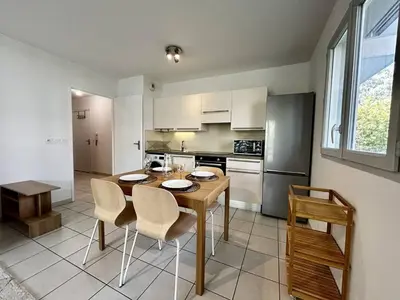 Cuisine ou kitchenette dans l'établissement Appartement 2 pièces avec terrasse et garage à Antibes - FR-1-252-201