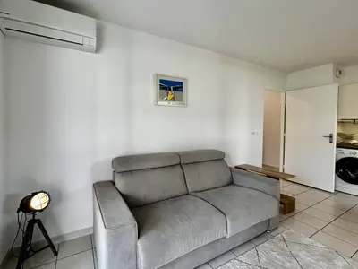 Coin salon dans l'établissement Appartement 2 pièces avec terrasse et garage à Antibes - FR-1-252-201