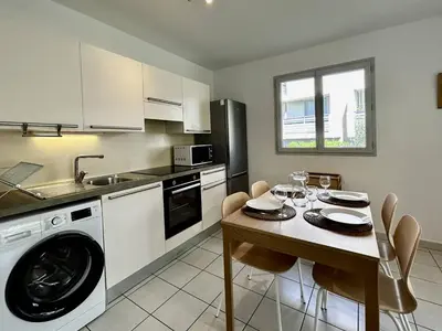 Cuisine ou kitchenette dans l'établissement Appartement 2 pièces avec terrasse et garage à Antibes - FR-1-252-201
