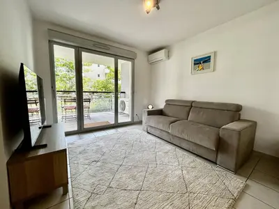 Télévision ou salle de divertissement dans l'établissement Appartement 2 pièces avec terrasse et garage à Antibes - FR-1-252-201