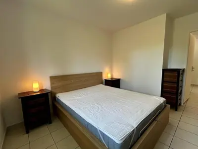 Un ou plusieurs lits dans un hébergement de l'établissement Appartement 2 pièces avec terrasse et garage à Antibes - FR-1-252-201