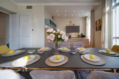 Cuisine ou kitchenette dans l'établissement Belétage - 5BDR - 4 Bath - Cannes Center - Garage and AC