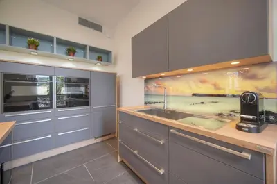 Cuisine ou kitchenette dans l'établissement Belétage - 5BDR - 4 Bath - Cannes Center - Garage and AC
