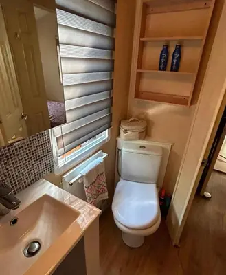 Salle de bains dans l'établissement Beautiful Mobile Home In Biot South Of France,Near Antibes