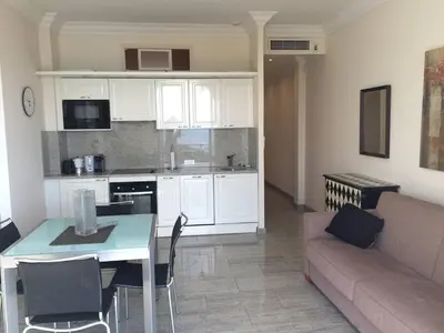 Cuisine ou kitchenette dans l'établissement Cannes La Croisette - Studio face mer avec chambre cabine et balcon
