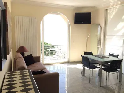 Télévision ou salle de divertissement dans l'établissement Cannes La Croisette - Studio face mer avec chambre cabine et balcon