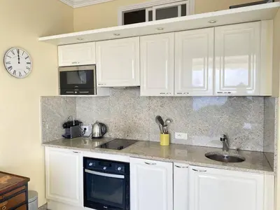Cuisine ou kitchenette dans l'établissement Cannes La Croisette - Studio face mer avec chambre cabine et balcon