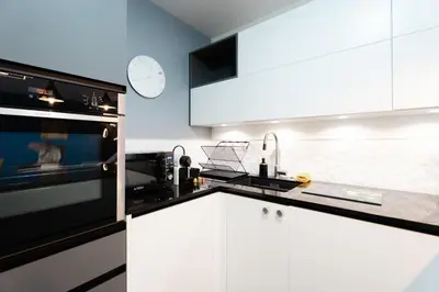 Cuisine ou kitchenette dans l'établissement Elégant 3 pièces avec Terrasse - Centre - Lumineux