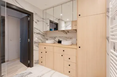 Cuisine ou kitchenette dans l'établissement Elégant 3 pièces avec Terrasse - Centre - Lumineux