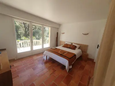 Un ou plusieurs lits dans un hébergement de l'établissement Bas de villa avec piscine à partager, sur la Côte d'Azur