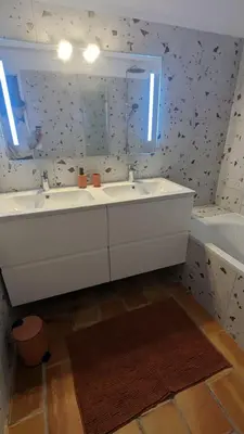 Salle de bains dans l'établissement Bas de villa avec piscine à partager, sur la Côte d'Azur