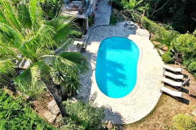 Piscine de l'établissement Bas de villa avec piscine à partager, sur la Côte d'Azur ou située à proximité