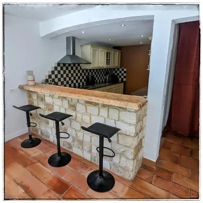 Cuisine ou kitchenette dans l'établissement Bas de villa avec piscine à partager, sur la Côte d'Azur
