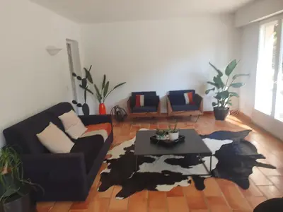 Coin salon dans l'établissement Bas de villa avec piscine à partager, sur la Côte d'Azur