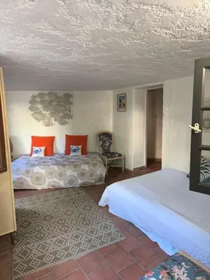 Un ou plusieurs lits dans un hébergement de l'établissement Villa jardin secret centre-ville d'Antibes